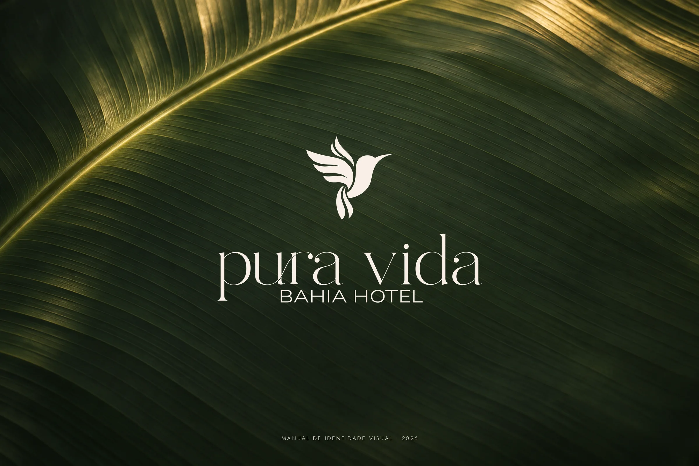 Capa do manual: imagotipo Pura Vida Bahia Hotel sobre folha de bananeira